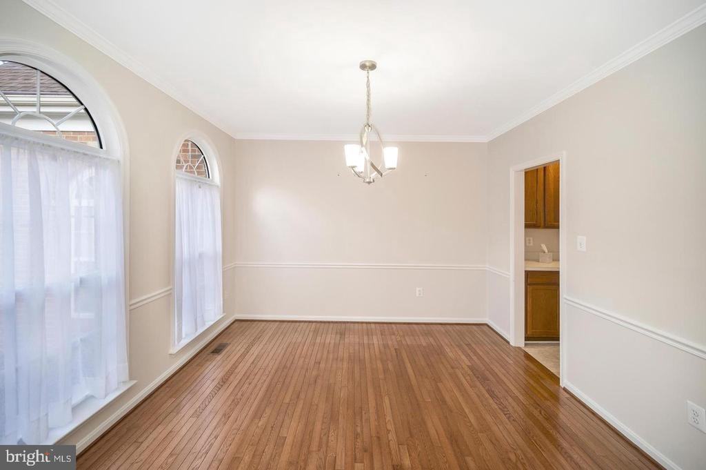 39 Walt Whitman Blvd - Photo 5 of 50