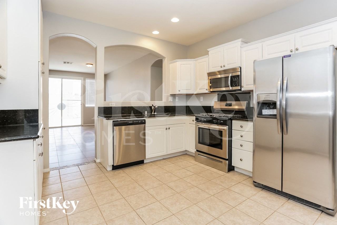 1720 Evening Bluff Pl - Photo 4 of 15