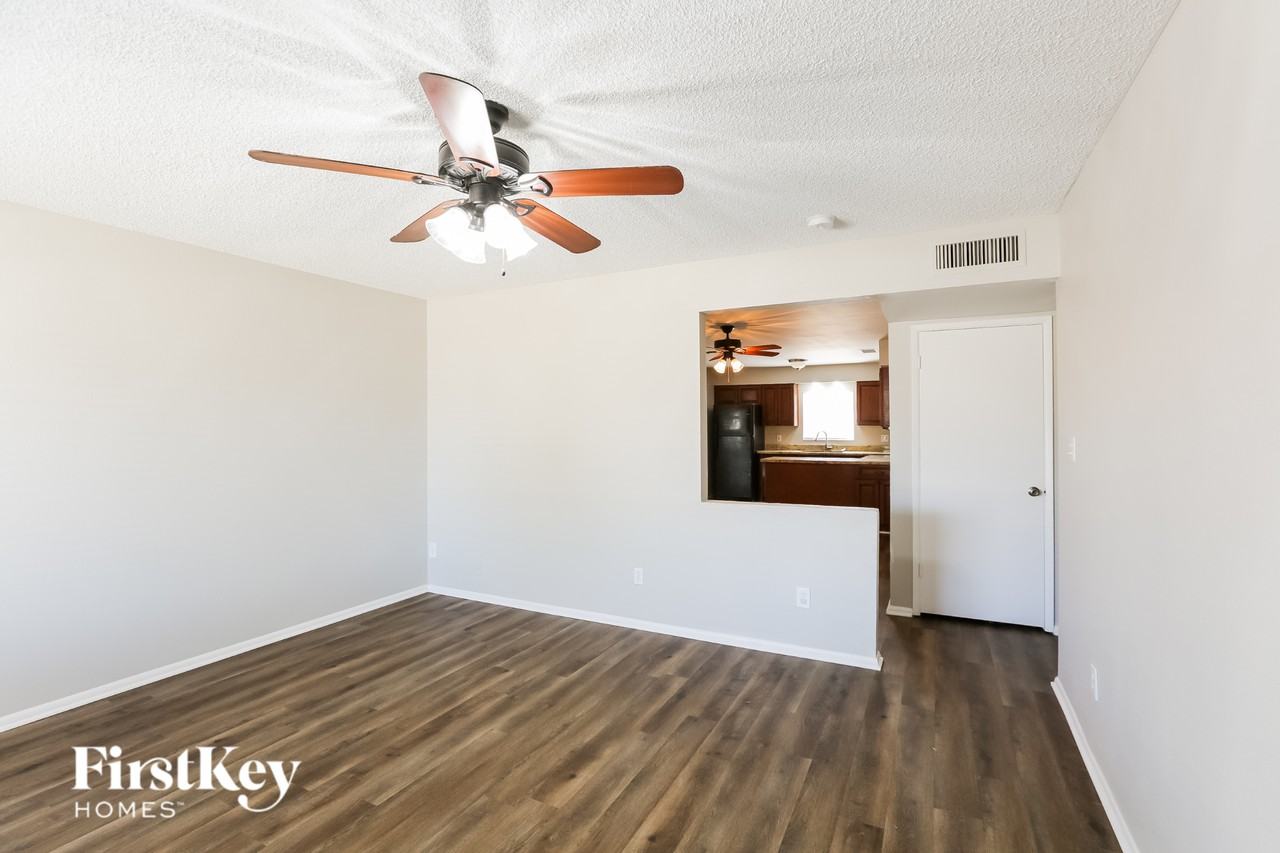 4537 W Sierra St - Photo 4 of 16