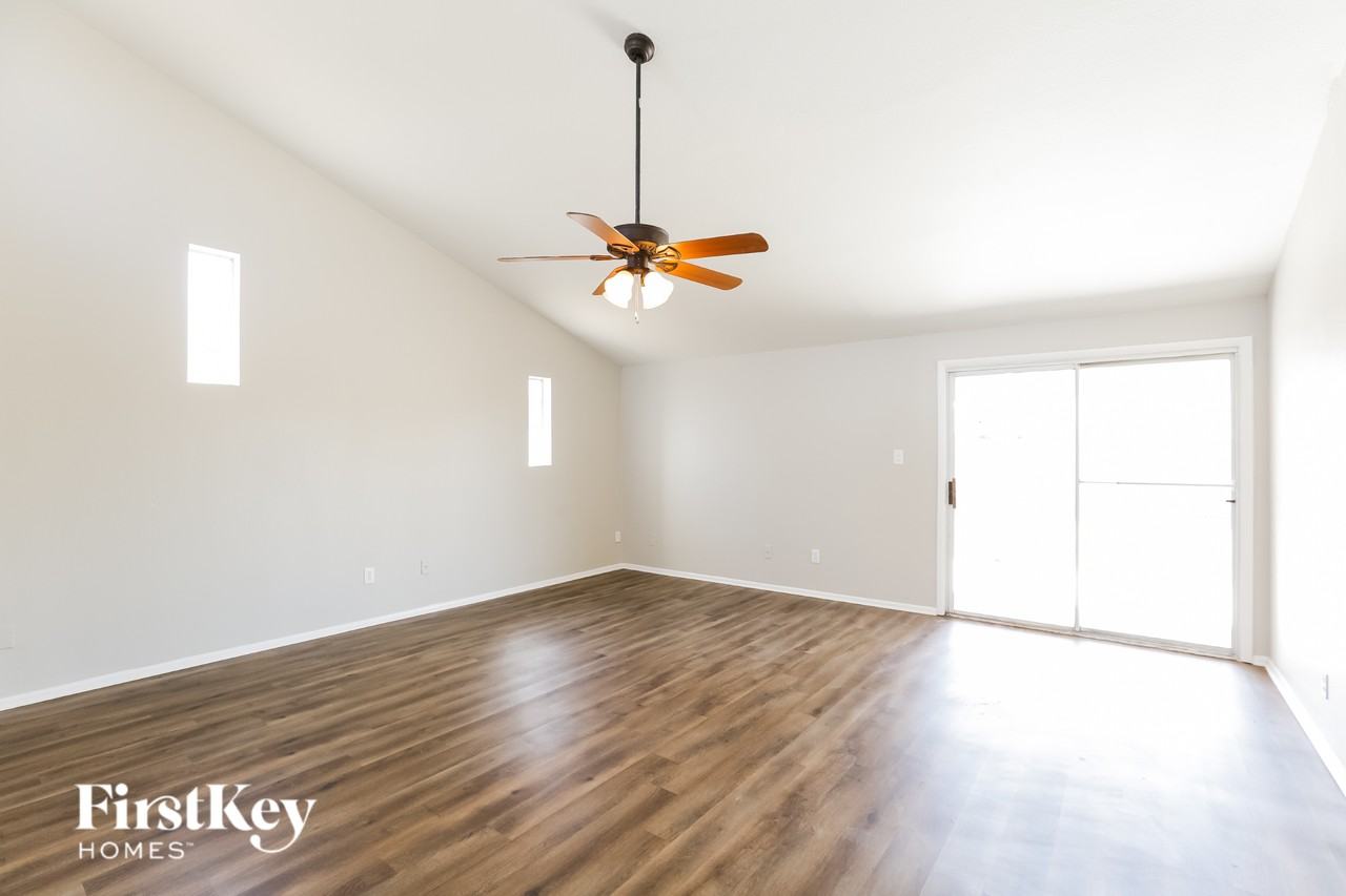4537 W Sierra St - Photo 5 of 16