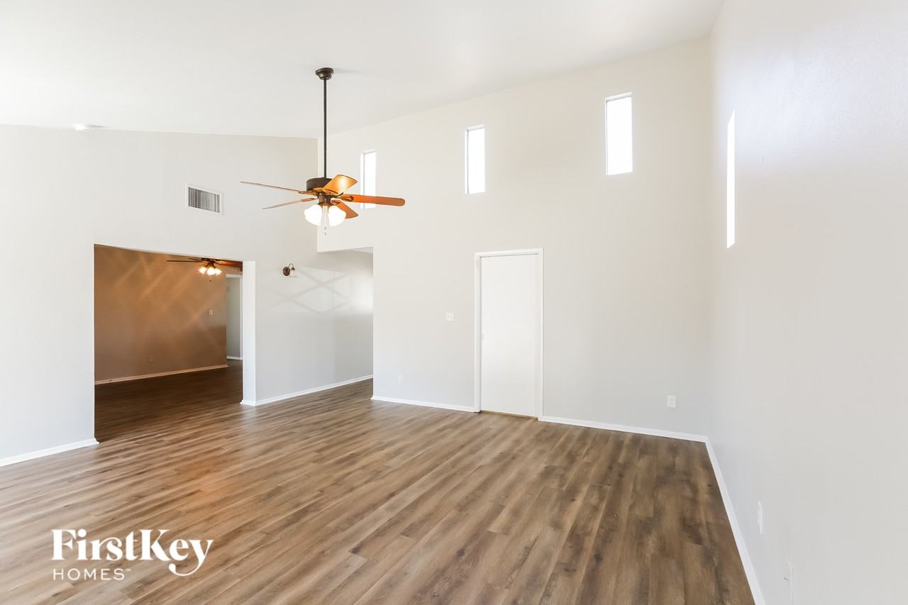 4537 W Sierra St - Photo 6 of 16