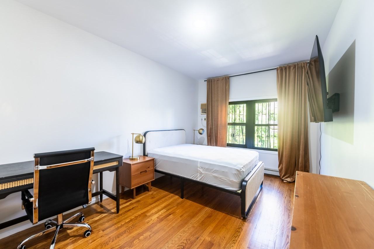 Private Bedroom in 7 Bedroom/2.5 Bathroom Home - Photo 3 of 12
