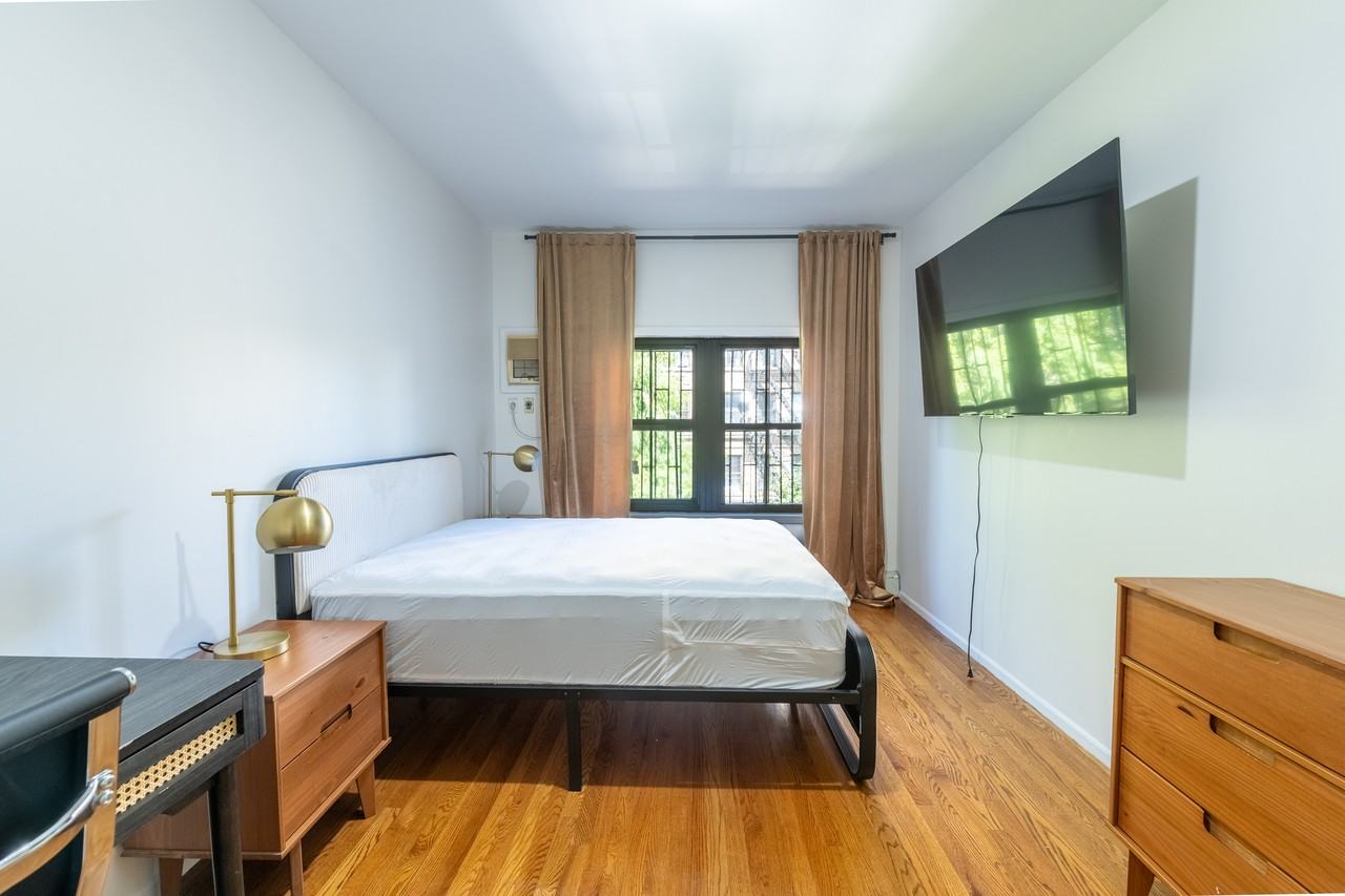 Private Bedroom in 7 Bedroom/2.5 Bathroom Home - Photo 4 of 12