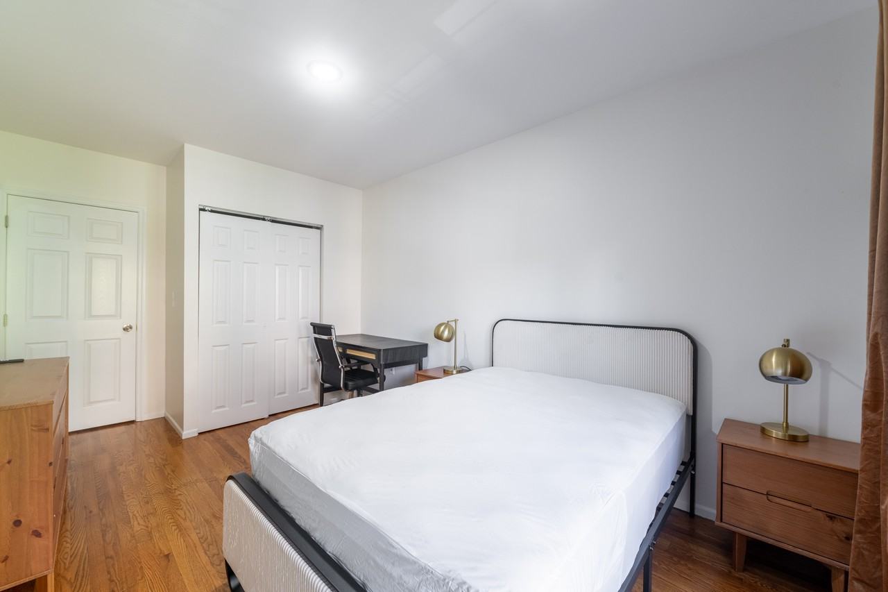 Private Bedroom in 7 Bedroom/2.5 Bathroom Home - Photo 5 of 12
