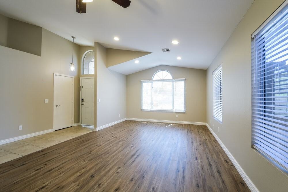 8644 W Fullam St - Photo 4 of 16