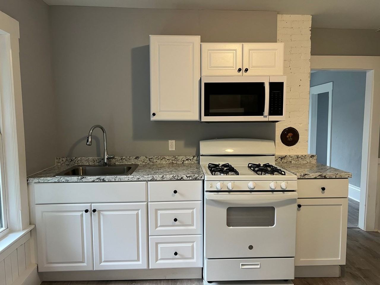 31 Bond St - Photo 2 of 14