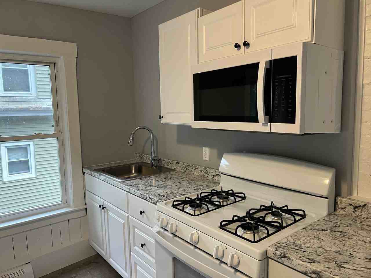 31 Bond St - Photo 3 of 14