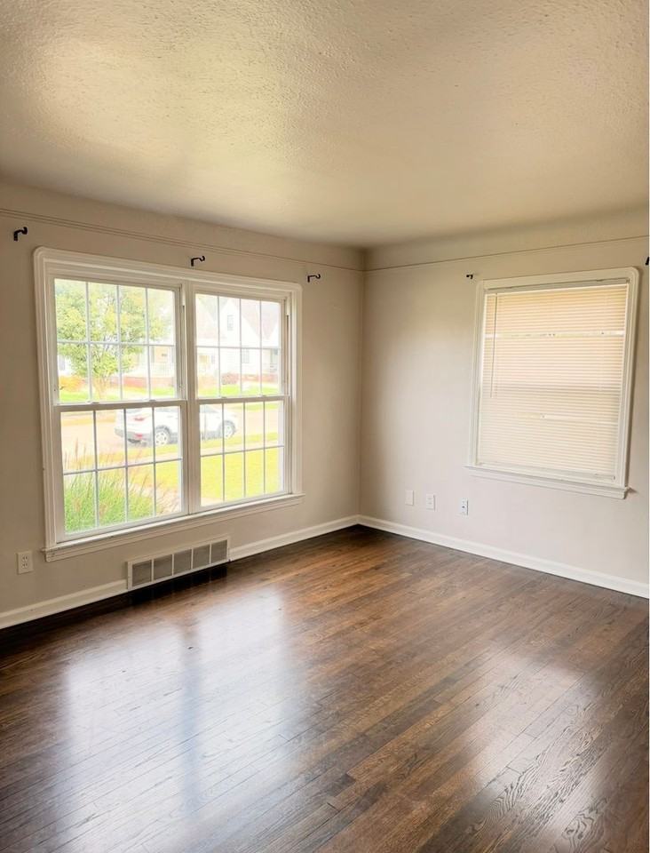 7513 Traymore Ave - Photo 2 of 13