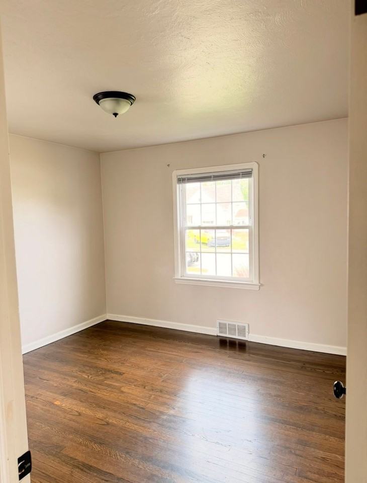 7513 Traymore Ave - Photo 3 of 13
