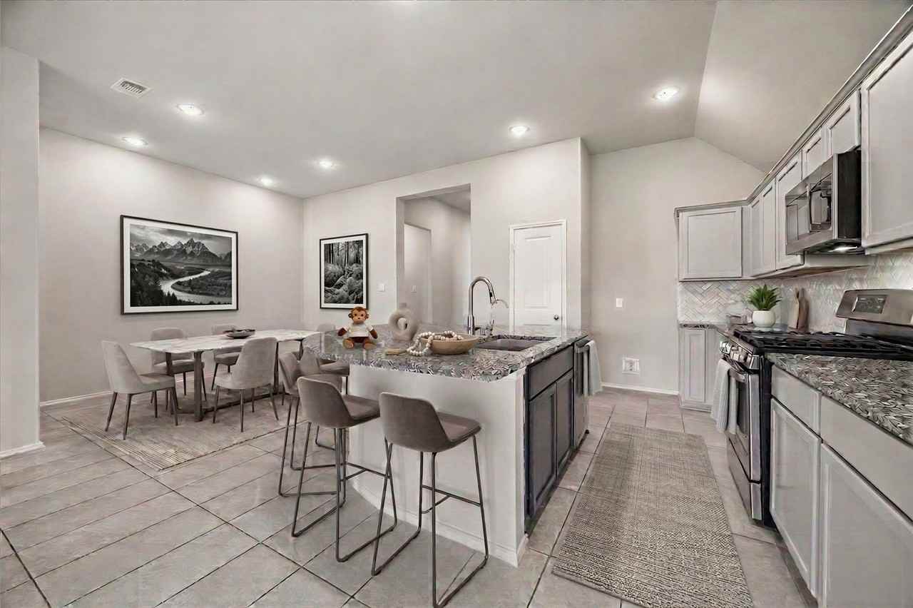 4731 Crest Hill Dr - Photo 2 of 18