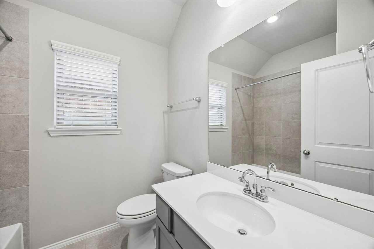 4731 Crest Hill Dr - Photo 5 of 18
