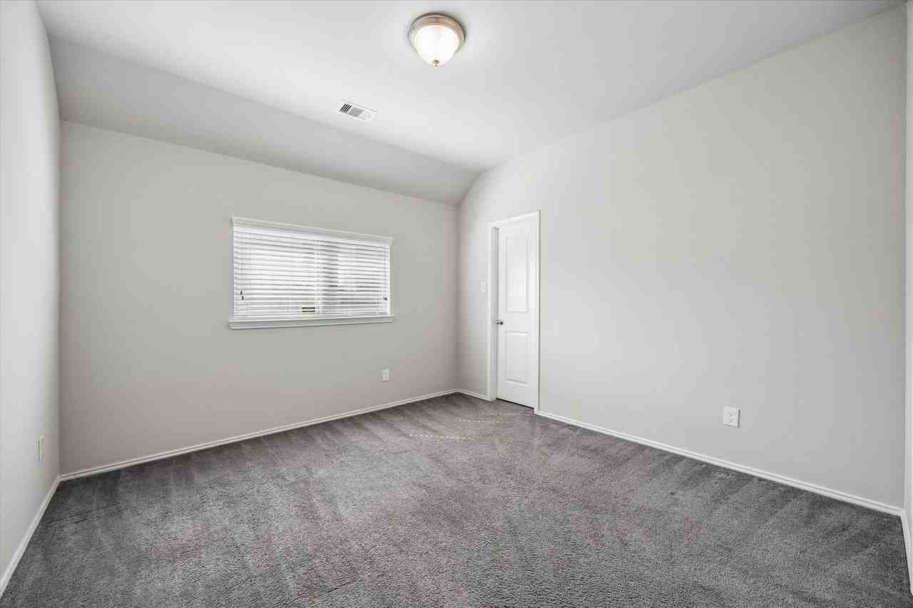 4731 Crest Hill Dr - Photo 7 of 18