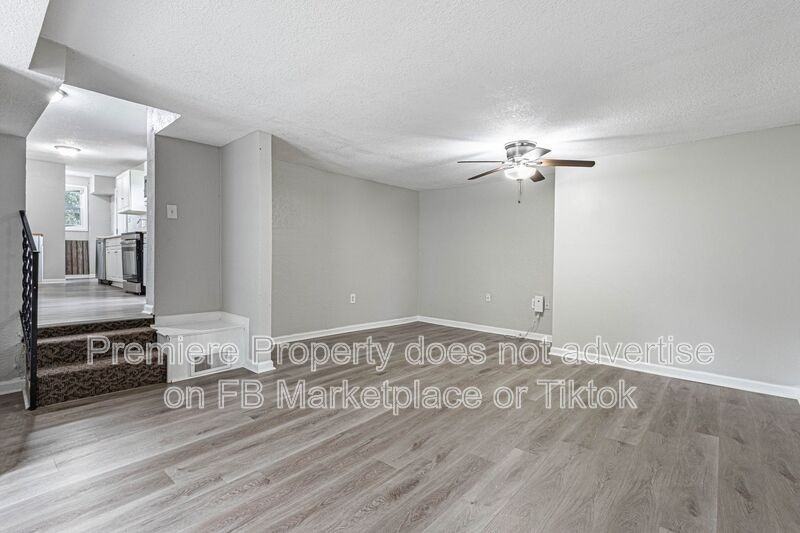 11112 N Locust St - Photo 2 of 13