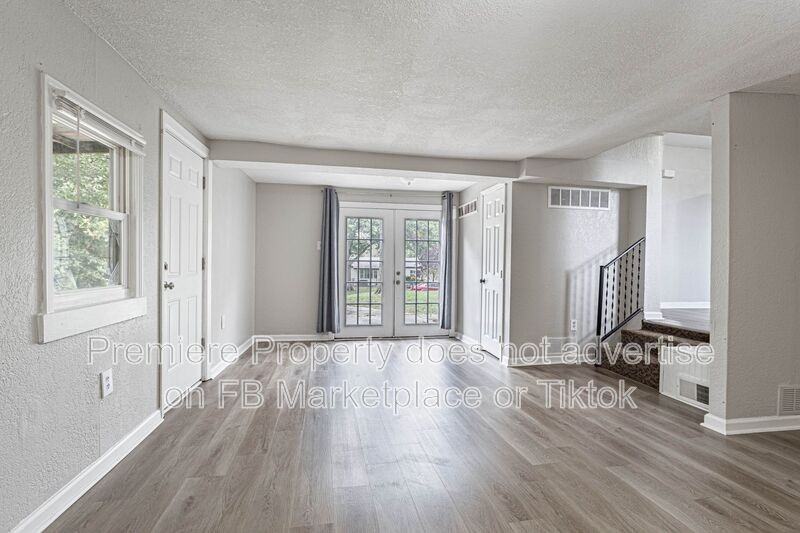 11112 N Locust St - Photo 3 of 13