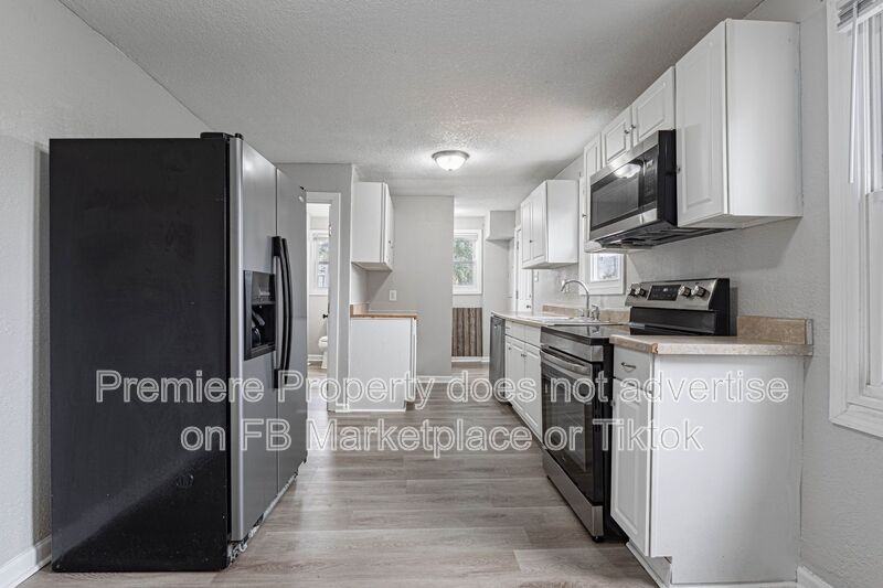 11112 N Locust St - Photo 4 of 13