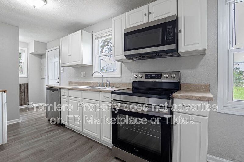 11112 N Locust St - Photo 5 of 13