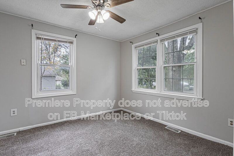 11112 N Locust St - Photo 7 of 13