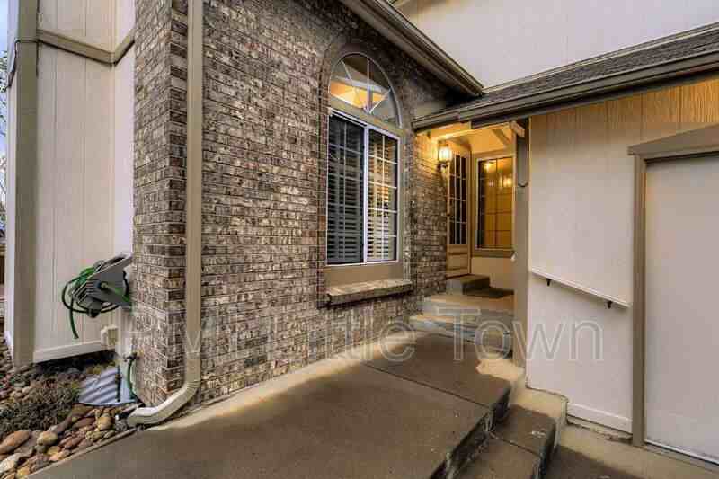 556 Longfellow Ln - Photo 4 of 29
