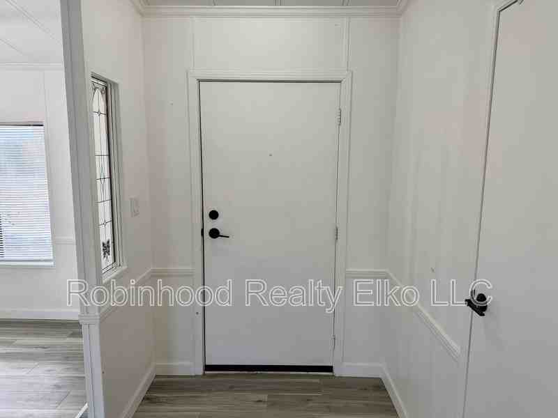 579 Brent Dr - Photo 3 of 36