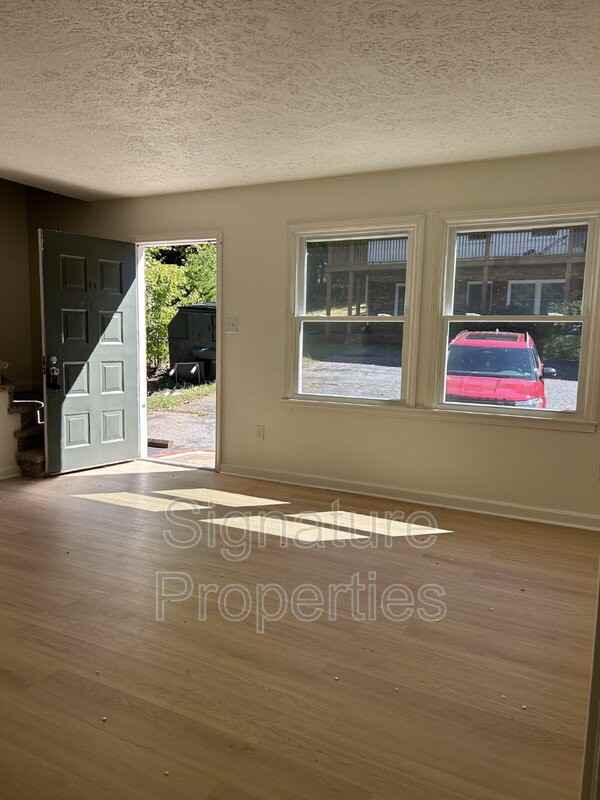 1055 Rives Rd #13 - Photo 4 of 13