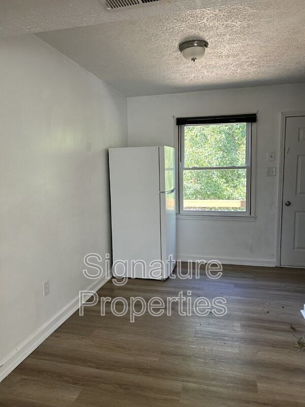 1055 Rives Rd #16 - Photo 5 of 12