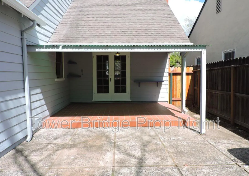 4424 T St - Photo 3 of 17