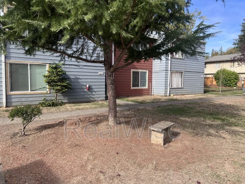 2413 Se 135th Ave - Photo 2 of 17