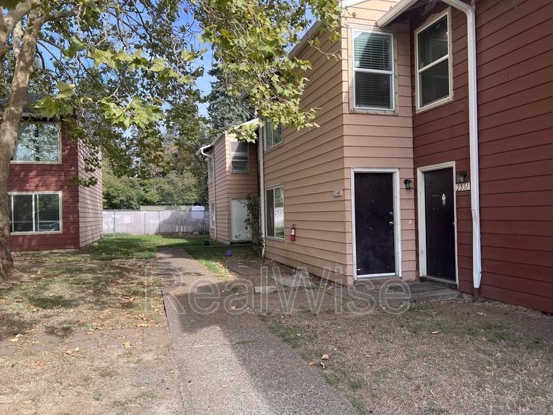 2413 Se 135th Ave - Photo 3 of 17