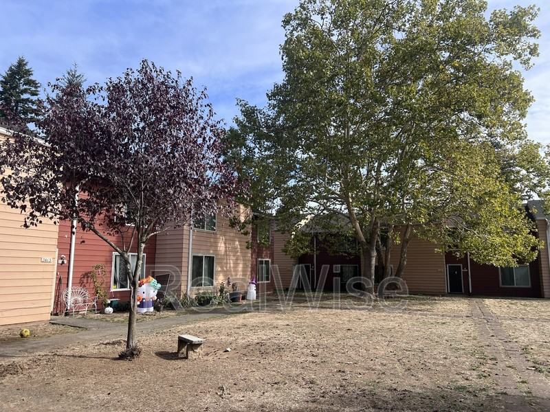 2413 Se 135th Ave - Photo 4 of 17