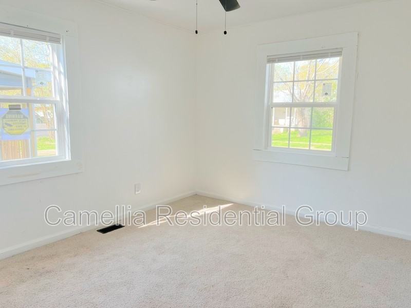 5617 Avenue Q - Photo 5 of 9