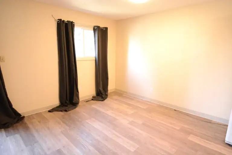36 Cameron Cres #D - Photo 4 of 11