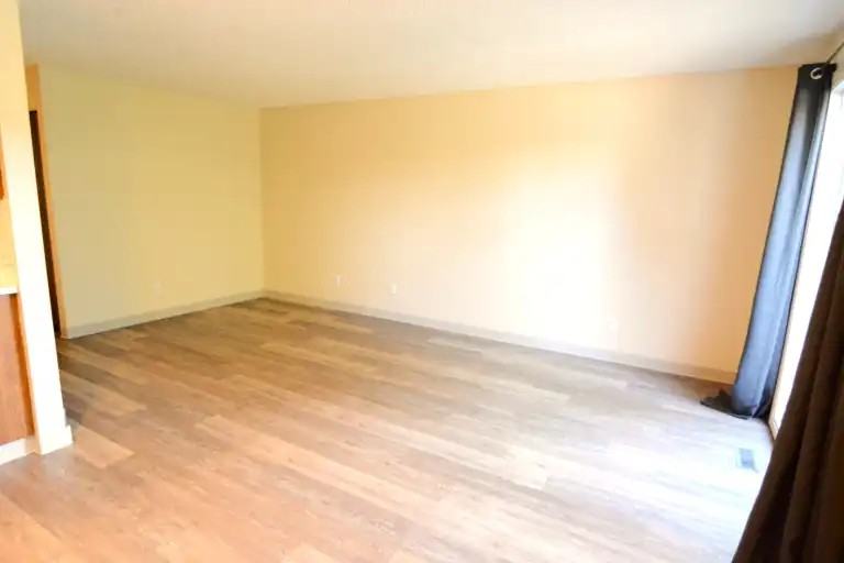 36 Cameron Cres #D - Photo 5 of 11