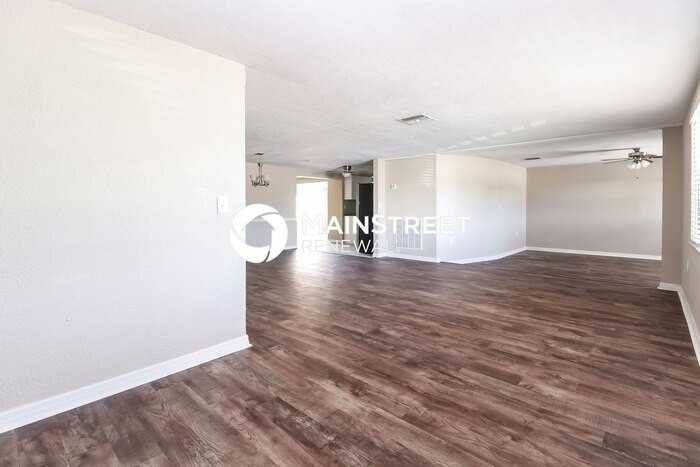 3953 Pensdale Dr - Photo 4 of 15