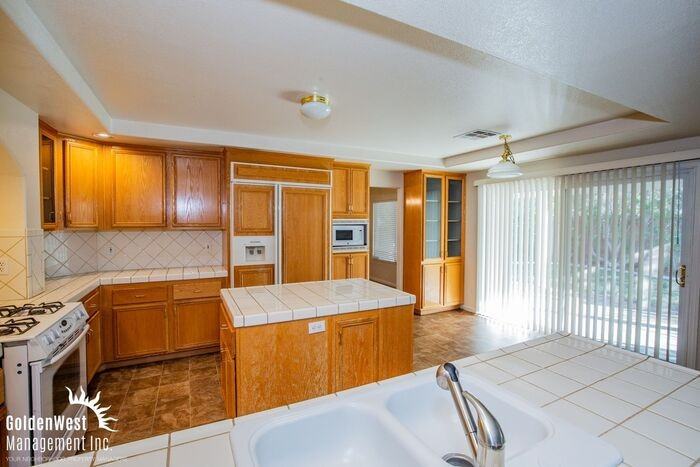 6563 Chimes Tower Ave - Photo 4 of 24