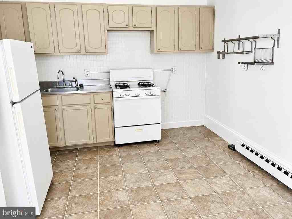 1905 Spring Garden St - Photo 7 of 12