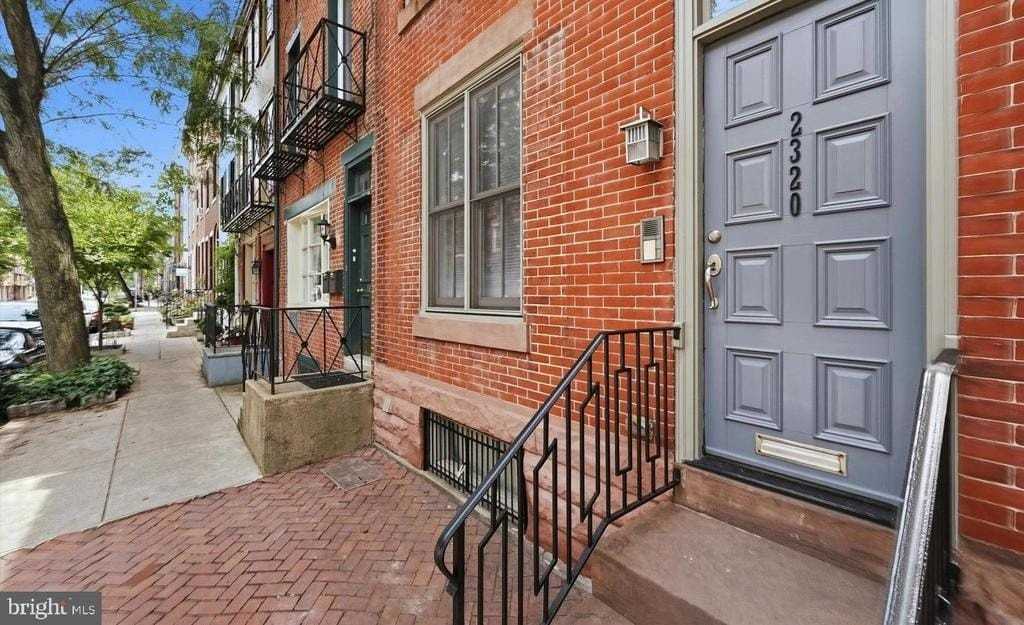 2320 Lombard St - Photo 3 of 39