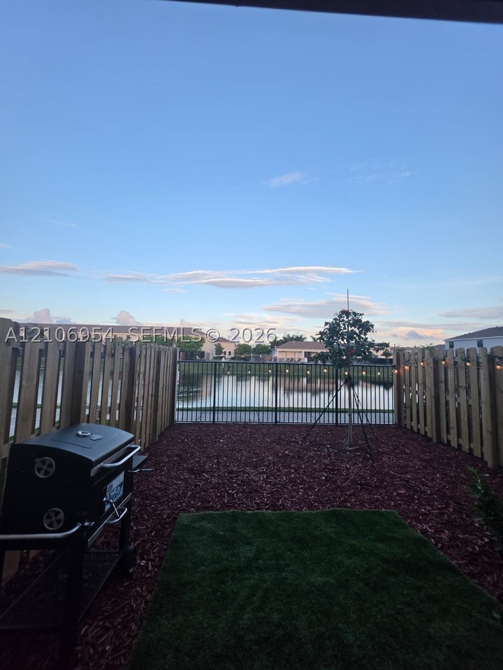 1424 Ne 4th Ave - Photo 3 of 18