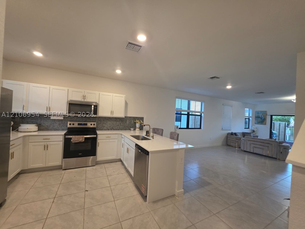 1424 Ne 4th Ave - Photo 4 of 18