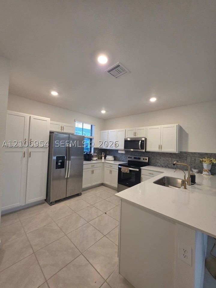 1424 Ne 4th Ave - Photo 5 of 18