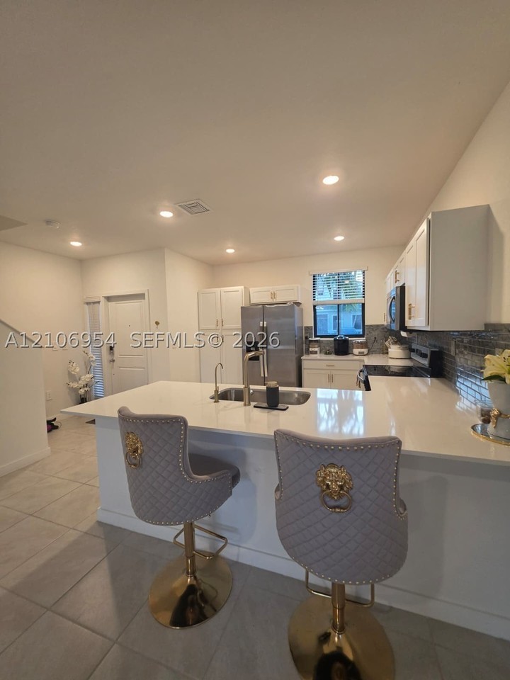 1424 Ne 4th Ave - Photo 6 of 18