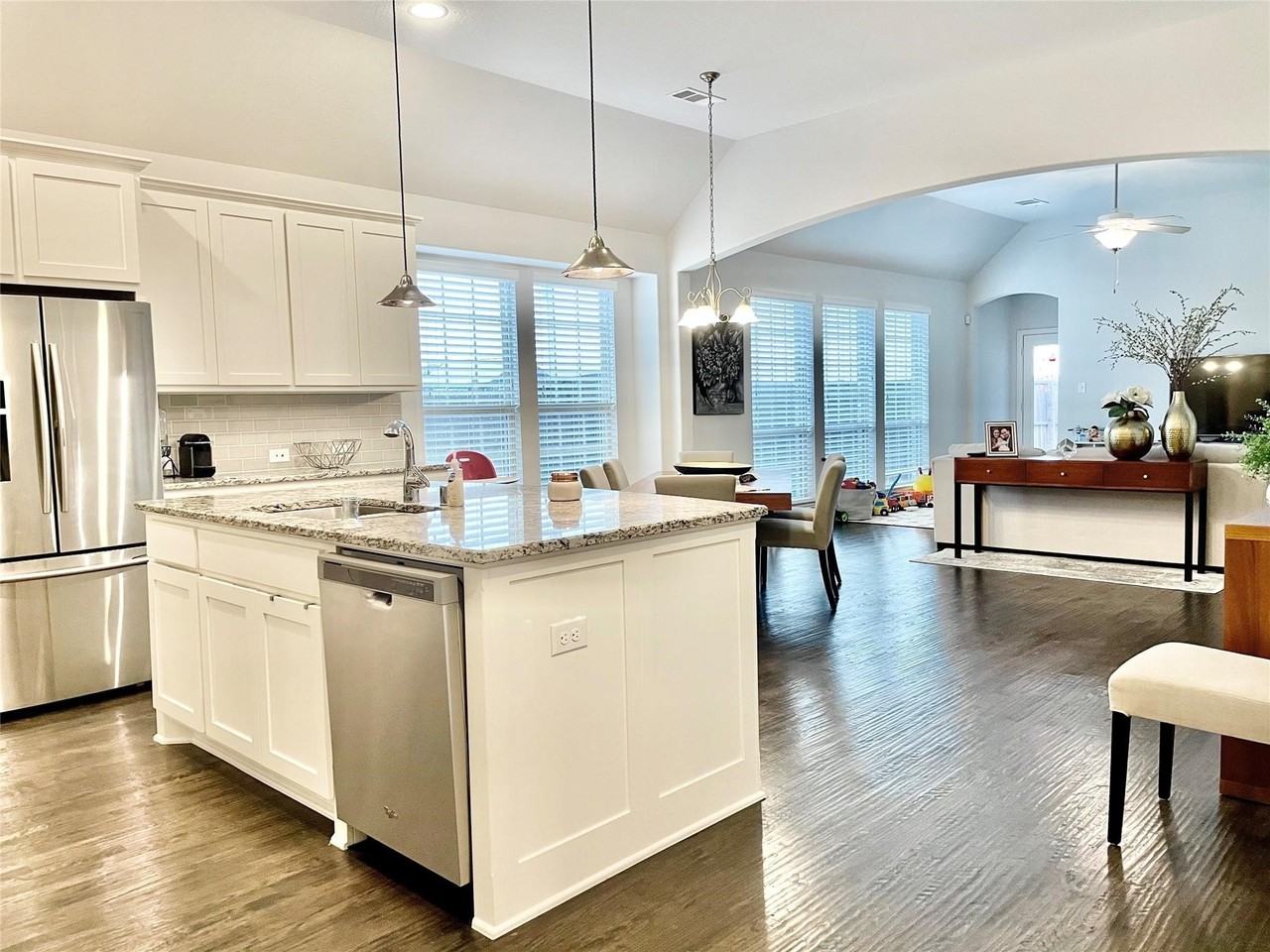 524 Wiltshire Blvd - Photo 2 of 12