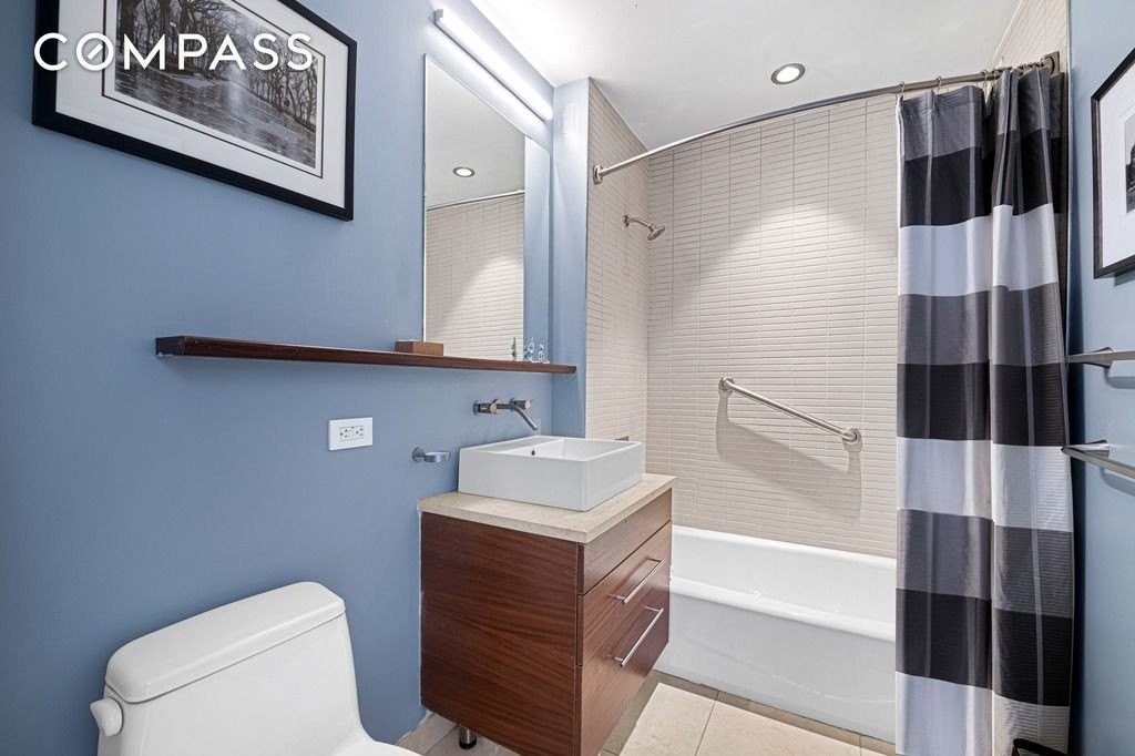 225 W 60th St #12F - Photo 4 of 11