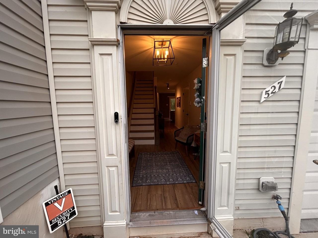 527 Sylvan Ct - Photo 2 of 32