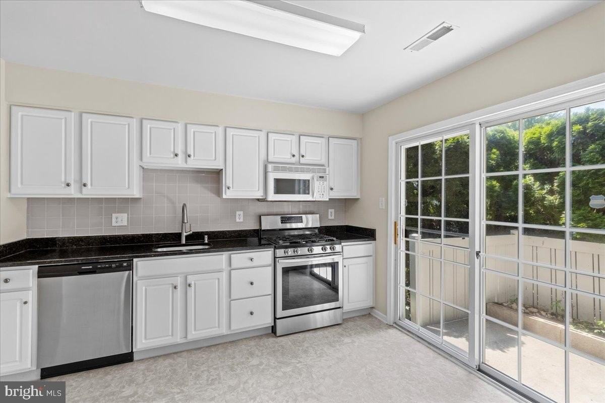 1401 Delancey Way - Photo 7 of 35