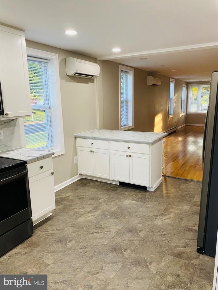 1703 Hollywood Ave - Photo 2 of 11