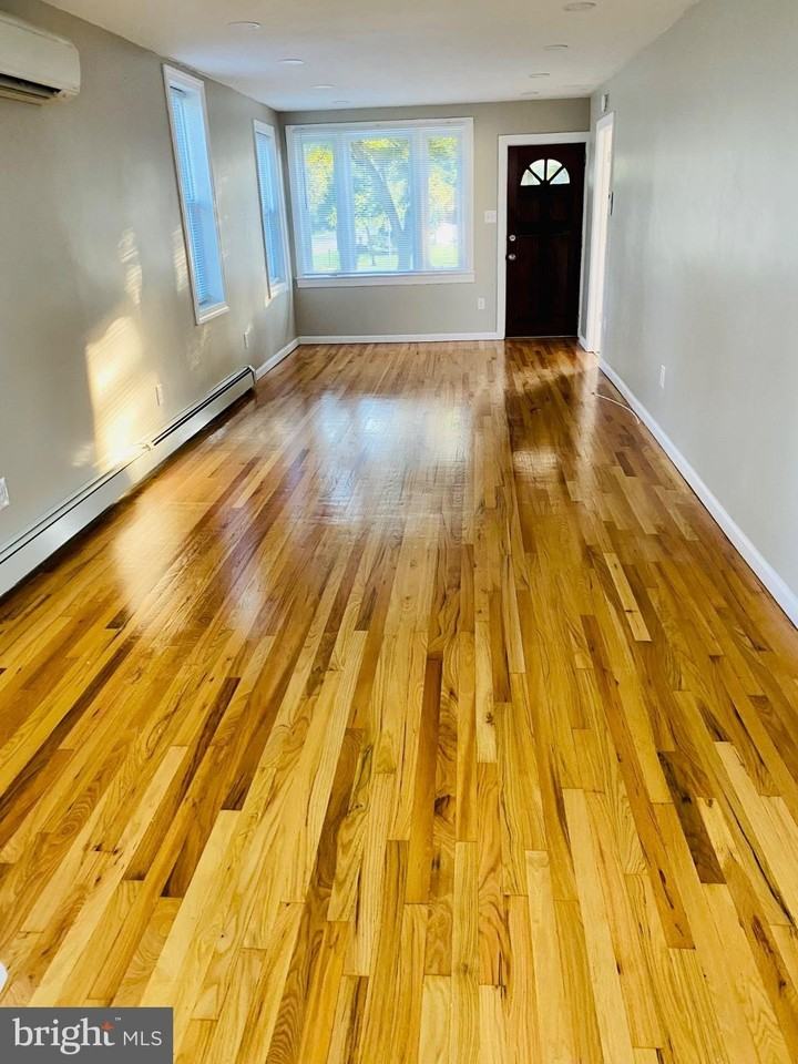 1703 Hollywood Ave - Photo 3 of 11
