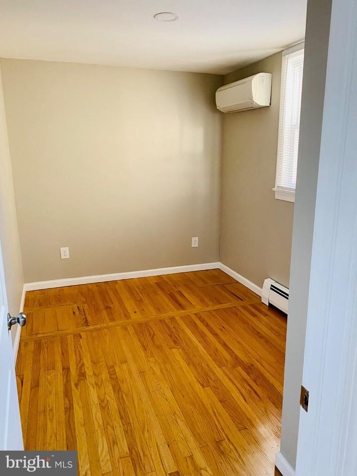 1703 Hollywood Ave - Photo 4 of 11
