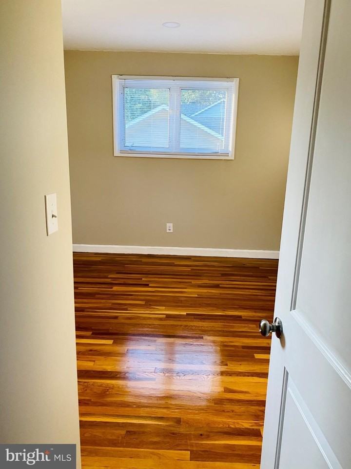 1703 Hollywood Ave - Photo 6 of 11