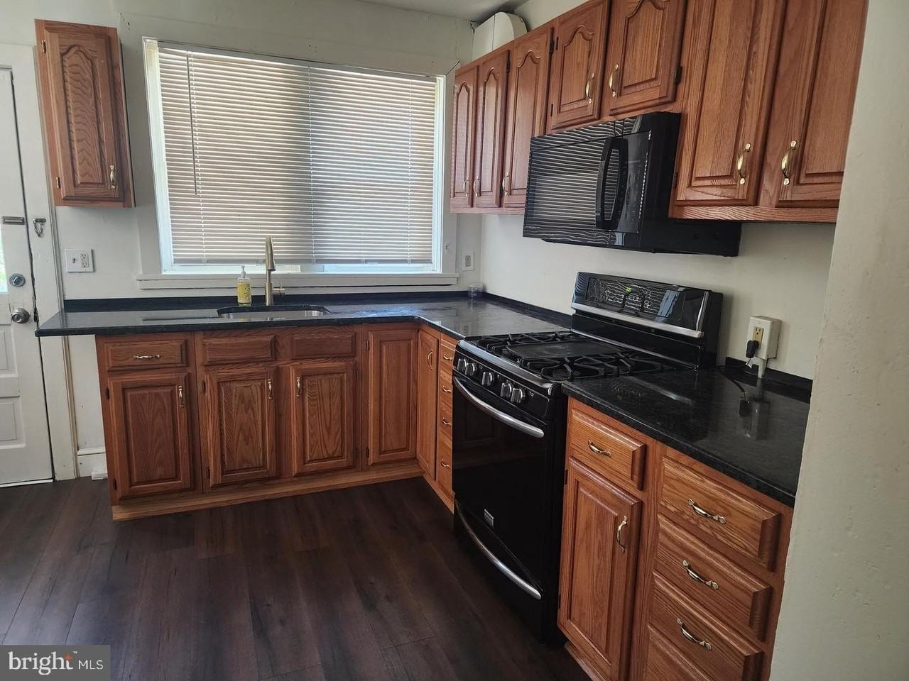 562 Elm St - Photo 4 of 9