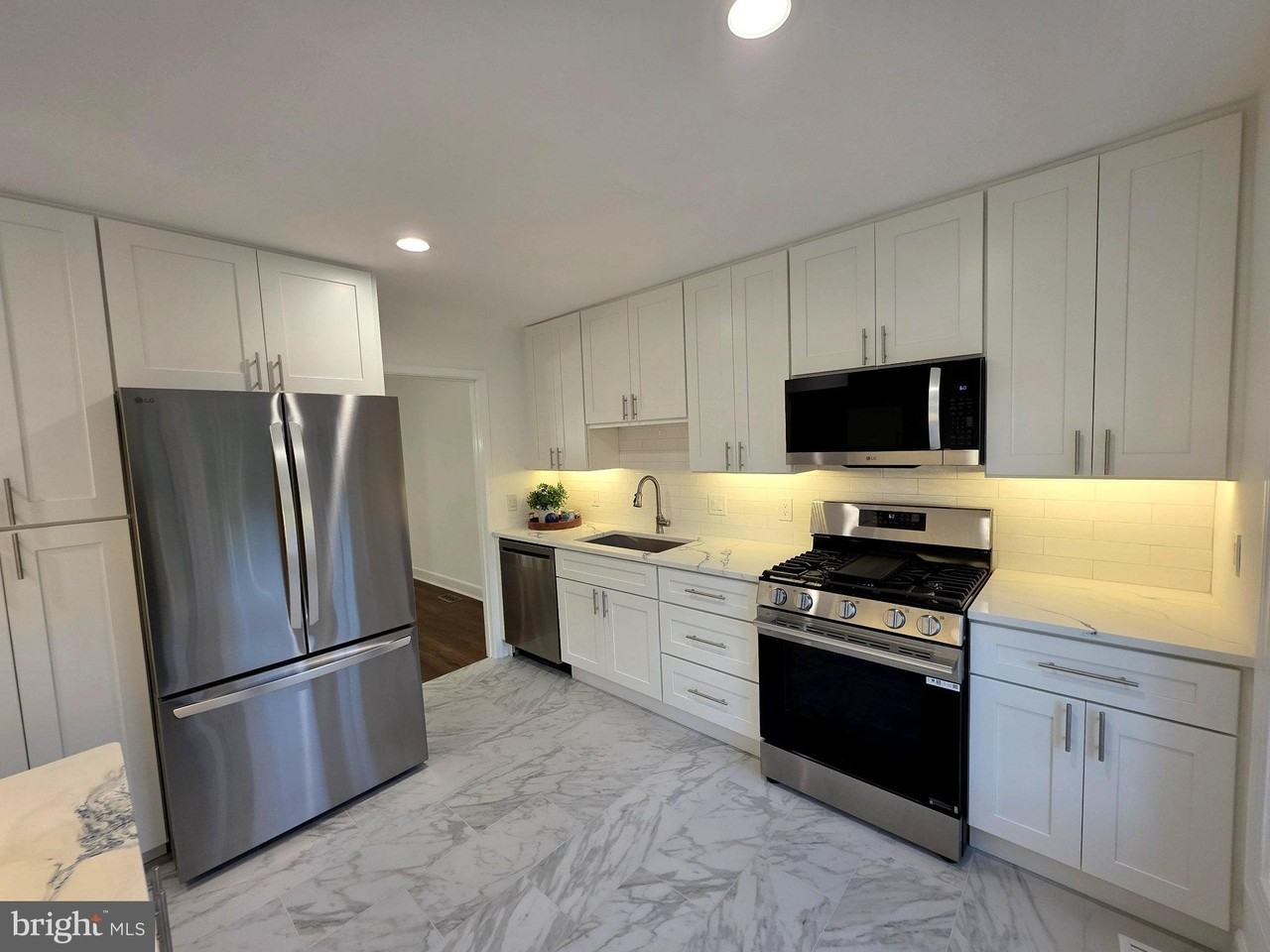 7913 Edinburgh Dr - Photo 2 of 36